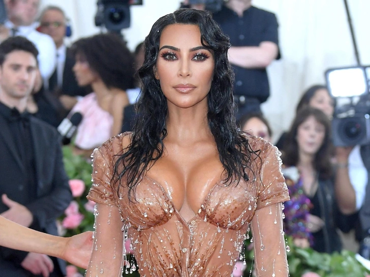 Влажный макияж: как создать эффект мокрых губ, не оставляя жирного блеска