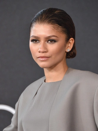 Влажный макияж: как создать эффект мокрых губ, не оставляя жирного блеска