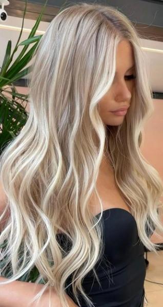 «Молочный коктейль» — самый популярный цвет для блондинок этим летом