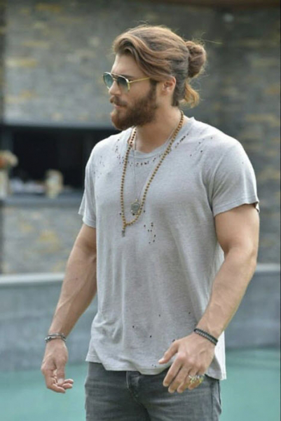 Прически и укладки на длинные волосы для мужчин: фото 2020