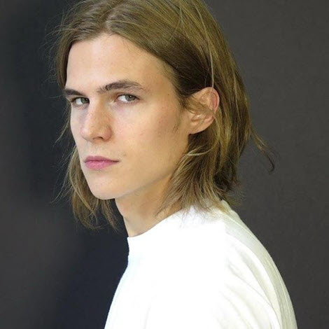 Прически и укладки на длинные волосы для мужчин: фото 2020