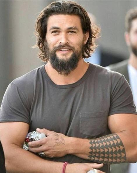 Прически и укладки на длинные волосы для мужчин: фото 2020