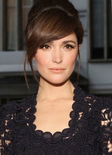 Прически с челкой на средние и короткие волосы - Фото