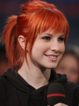 Прически с челкой на средние и короткие волосы - Фото