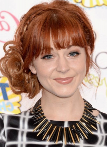 Прически с челкой на средние и короткие волосы - Фото