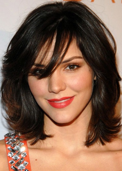 Прически с челкой на средние и короткие волосы - Фото