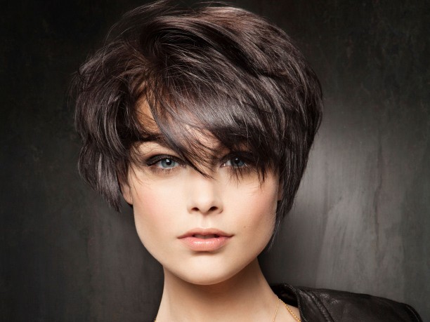 Прически с челкой на средние и короткие волосы - Фото
