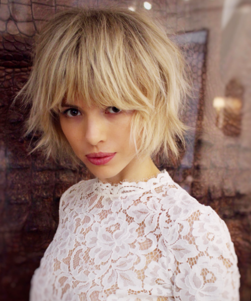 Прически с челкой на средние и короткие волосы - Фото