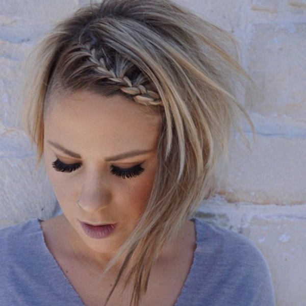 Прически с челкой на средние и короткие волосы - Фото