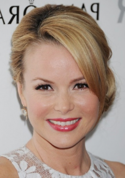 Прически с челкой на средние и короткие волосы - Фото