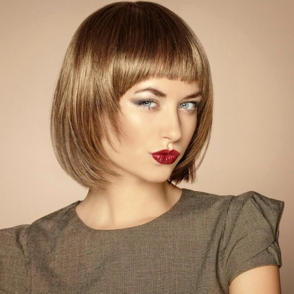 Прически с челкой на средние и короткие волосы - Фото