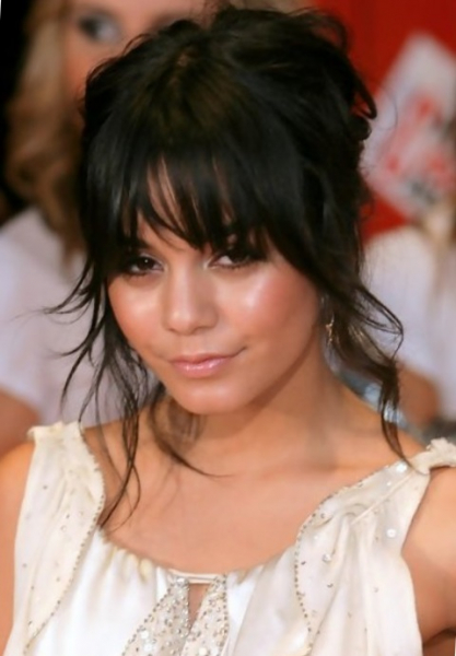 Прически с челкой на средние и короткие волосы - Фото