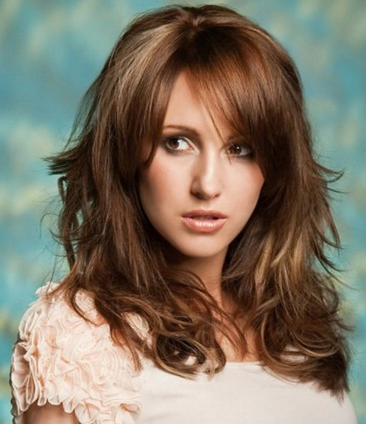 Прически с челкой на средние и короткие волосы - Фото