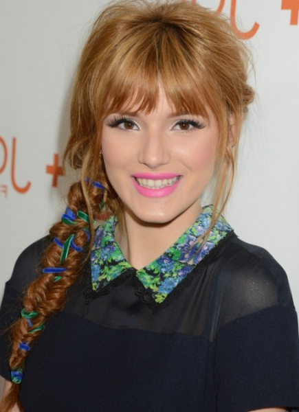 Прически с челкой на средние и короткие волосы - Фото