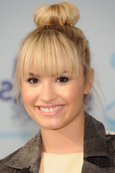 Прически с челкой на средние и короткие волосы - Фото