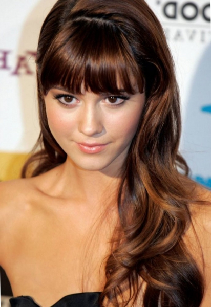 Прически с челкой на средние и короткие волосы - Фото