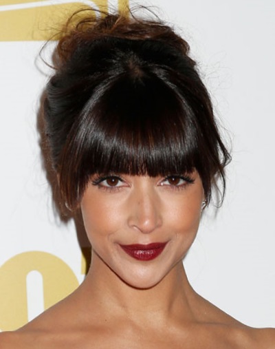 Прически с челкой на средние и короткие волосы - Фото