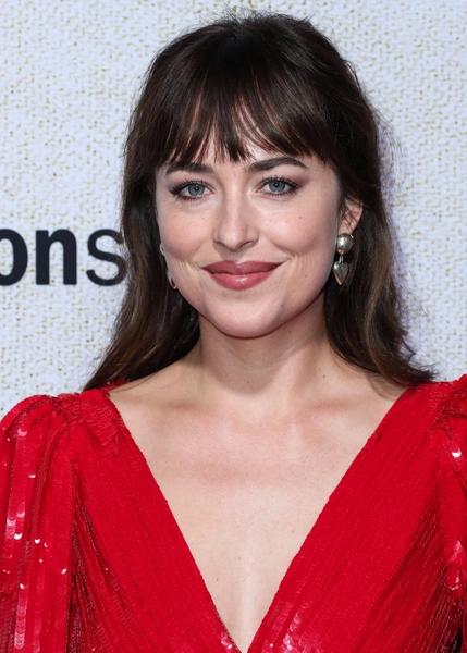 Секрет легкой челки от Дакоты Джонсон