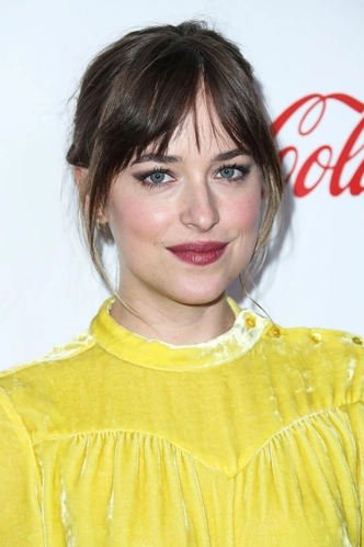 Секрет легкой челки от Дакоты Джонсон