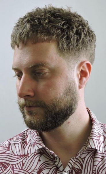 Текстурированные прически для мужчин: модные тенденции 2025 года